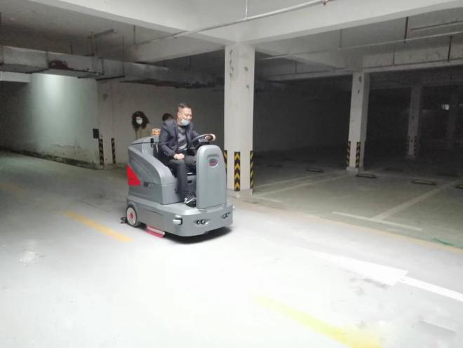 喀什小区物业保洁不用人力改用驾驶式洗地机了
